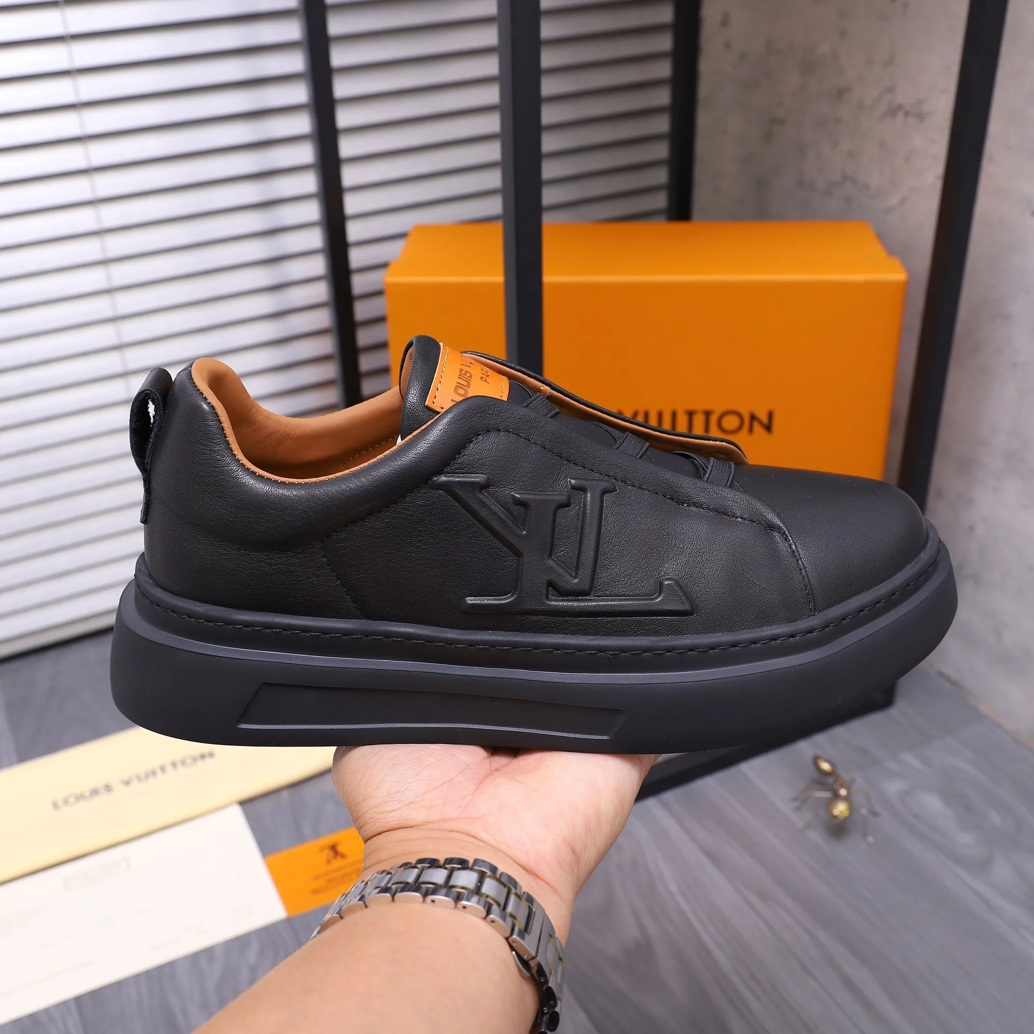 Men's shoes 💰p480 Product trademark: LV "Louis Vuitton" business casual men's shoes Regular size: 38-44 Product materials: Selected high-quality cowhide upper, cowhide lining, rubber outsole